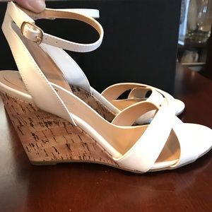 AVON NWOB Cushion Walk White /Cork Wedge Sandals